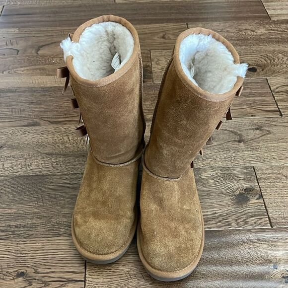 Girls Koolaburra Bow boots. Chestnut. Sz 4. - Picture 2 of 7